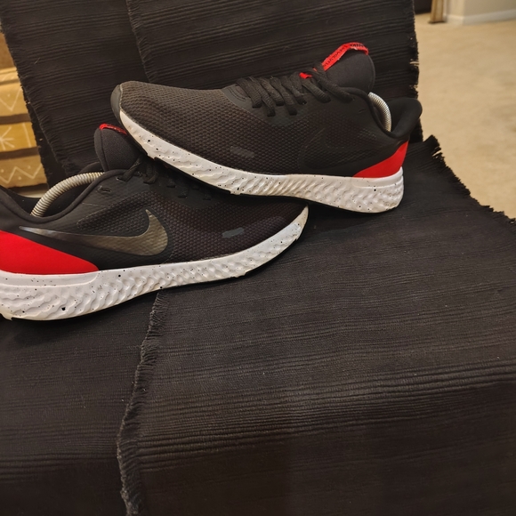 Nike Evolutions Black and Red Athletic Shoes main image 7